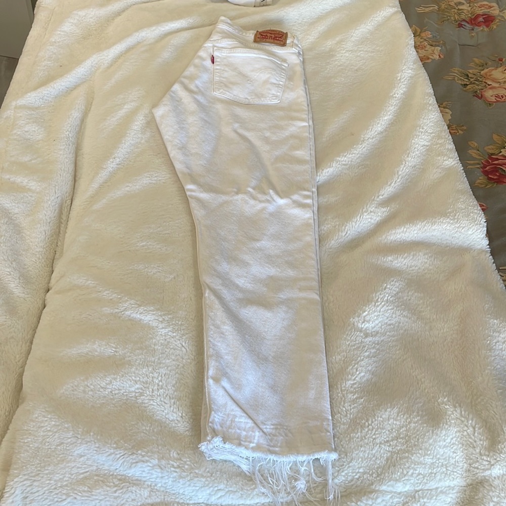 White size 29 Levi’s skinny jeans.